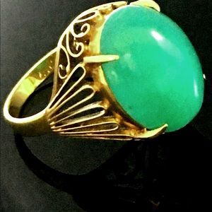 Massive 18k gold natural nephrite ring